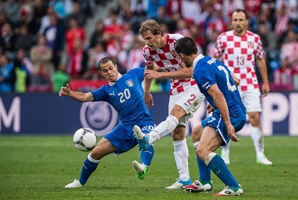 Ivan Strinić blokowany przez Sebastiana Giovinco