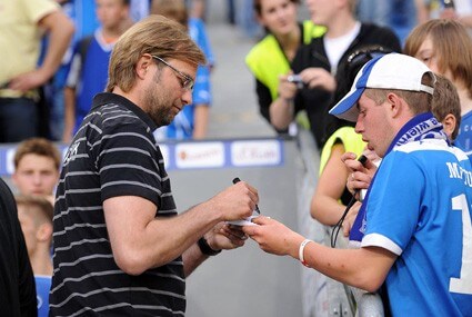 Juergen Klopp rozdaje autografy