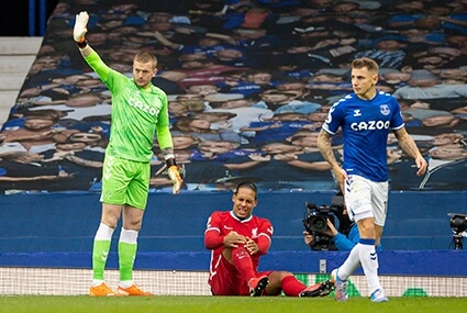 Virgil van Dijk po starciu z Jordanem Pickfordem