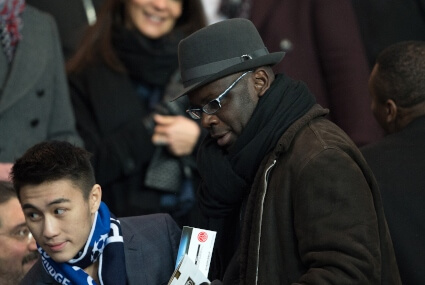 Lilian Thuram oglądający pojedynek PSG z Chelsea