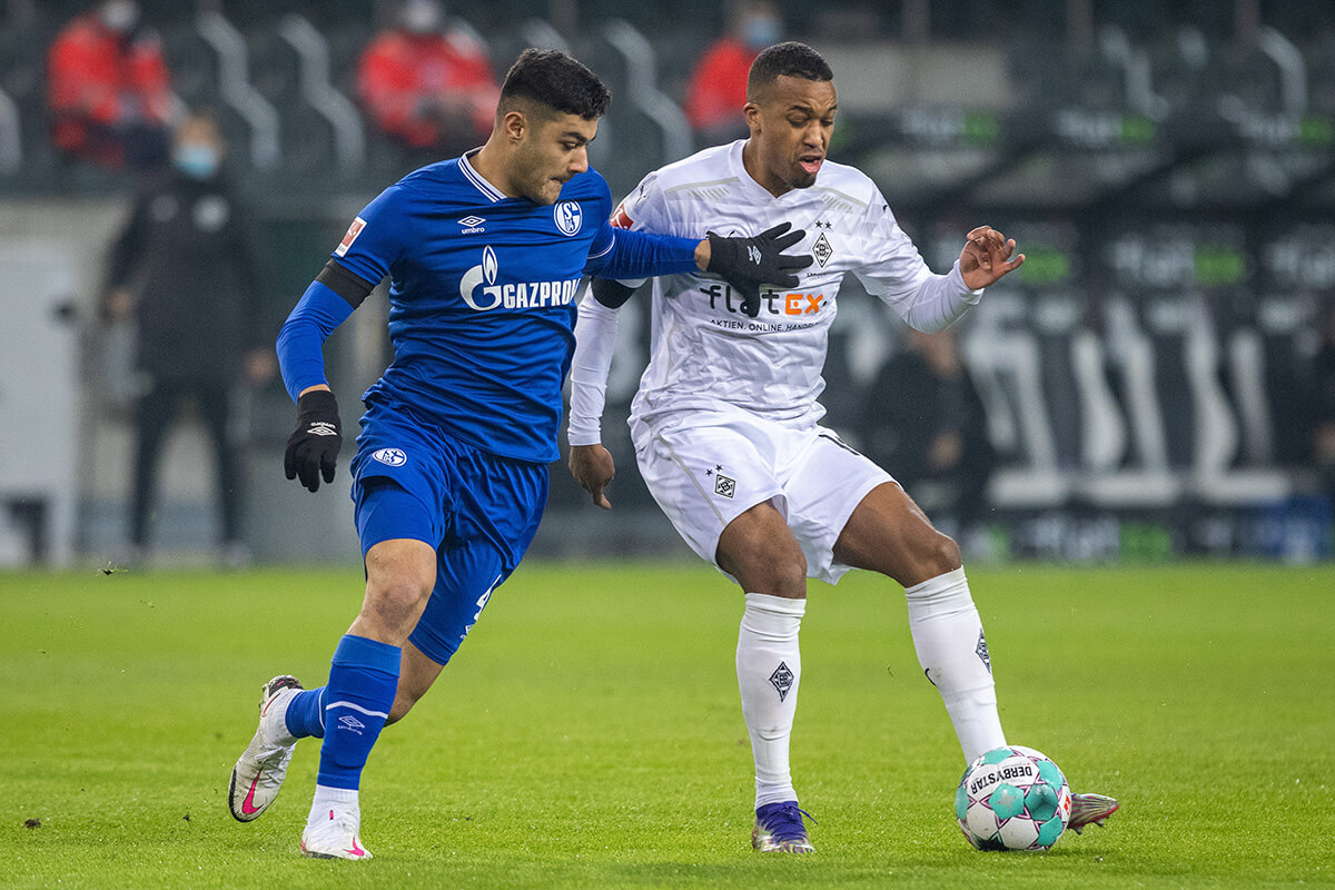 Ozan Kabak podczas meczu z Borussią M'Gladbach