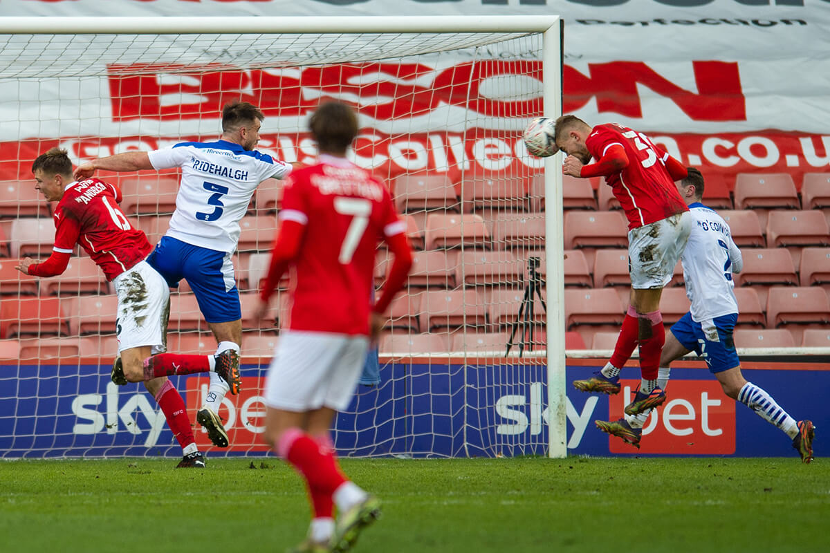 Michał Helik zdobywa bramkę dla Barnsley