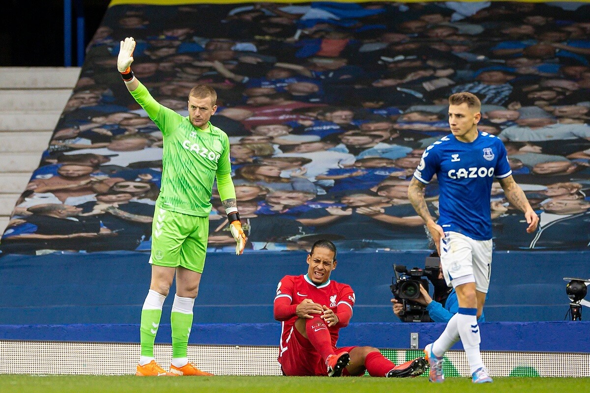 Pickford po faulu na van Dijku