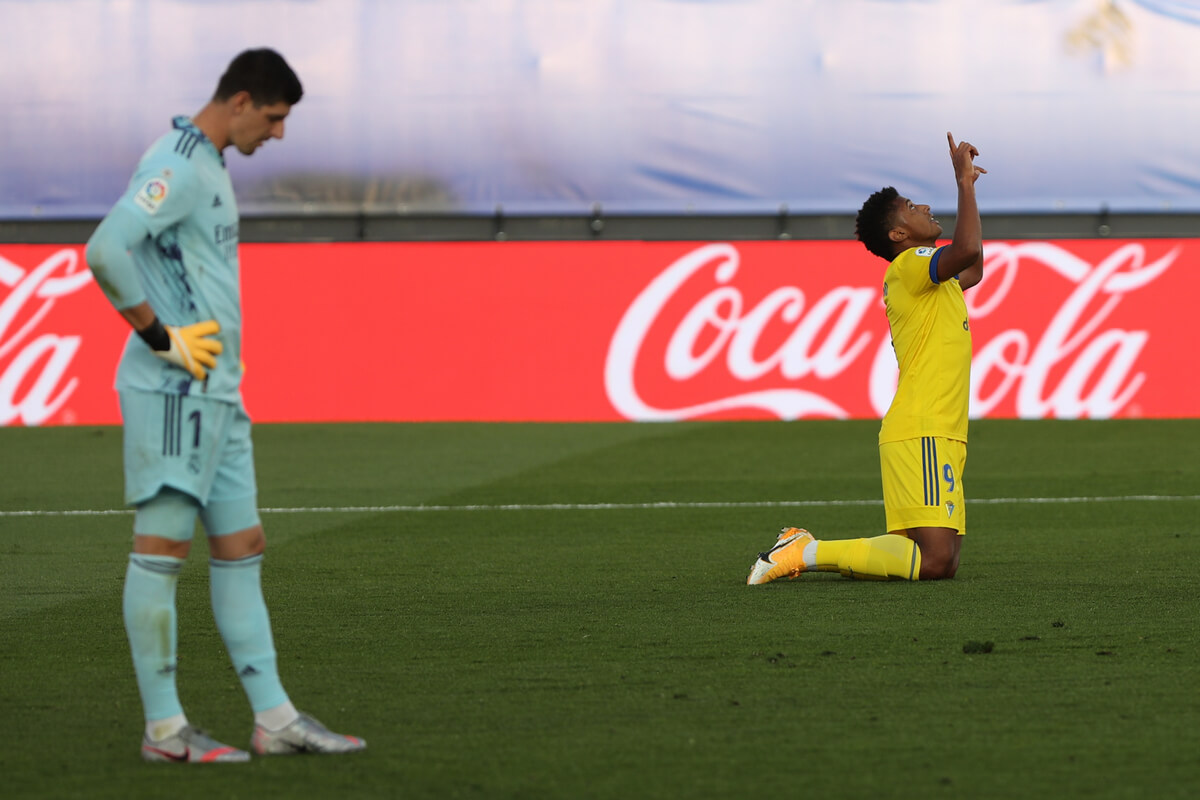 Thibaut Courtois (Real Madryt) i Anthony Lozano (Cadiz)