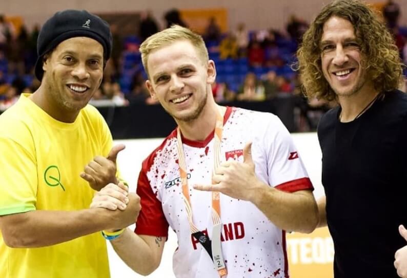 Adrian Duszak z Ronaldinho i Puyolem