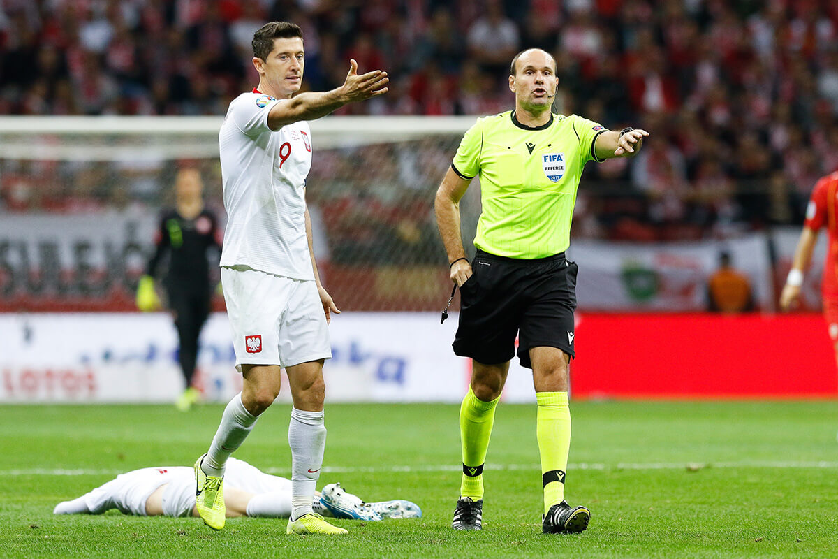 Robert Lewandowski i Antonio Miguel Mateu Lahoz