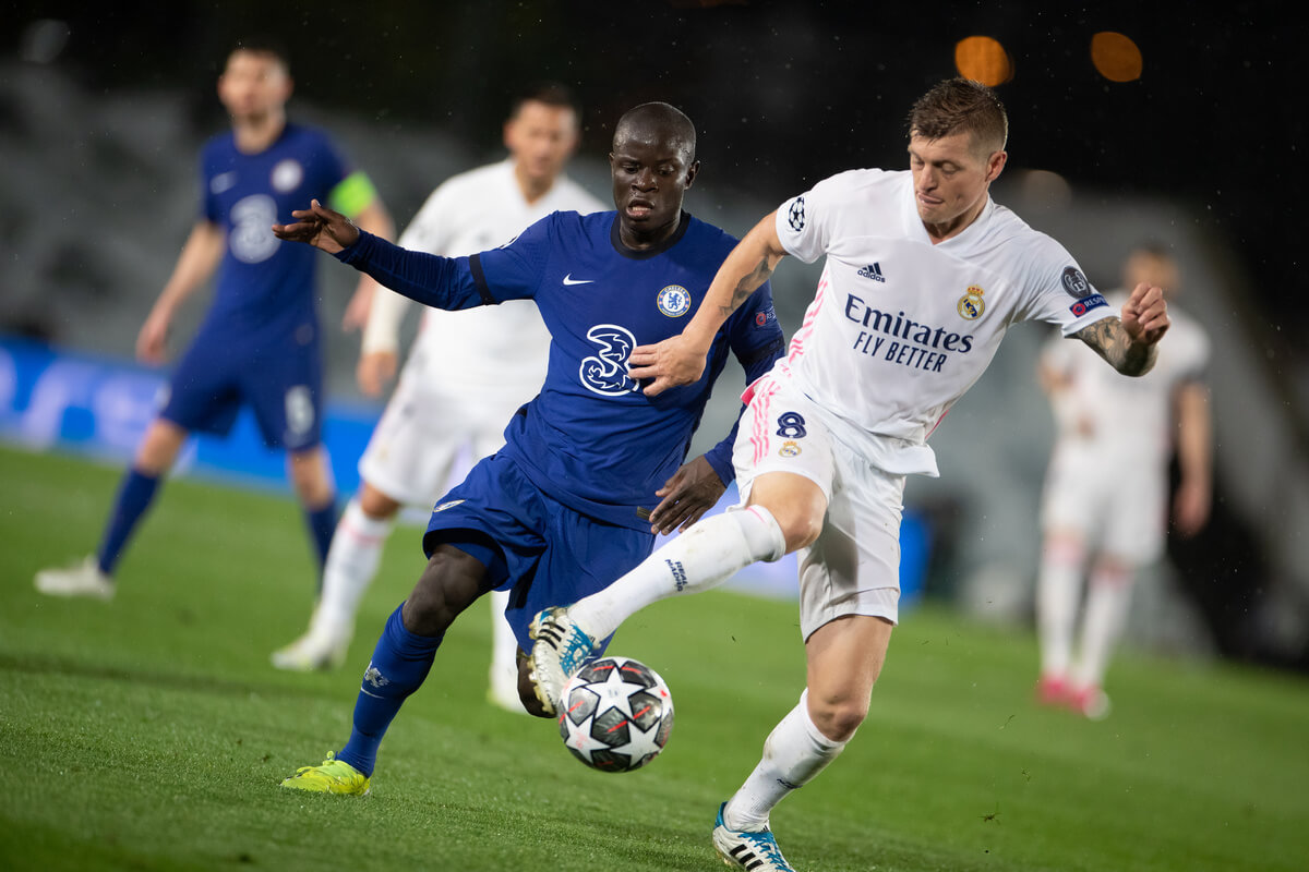 Toni Kroos w walce z N'Golo Kante