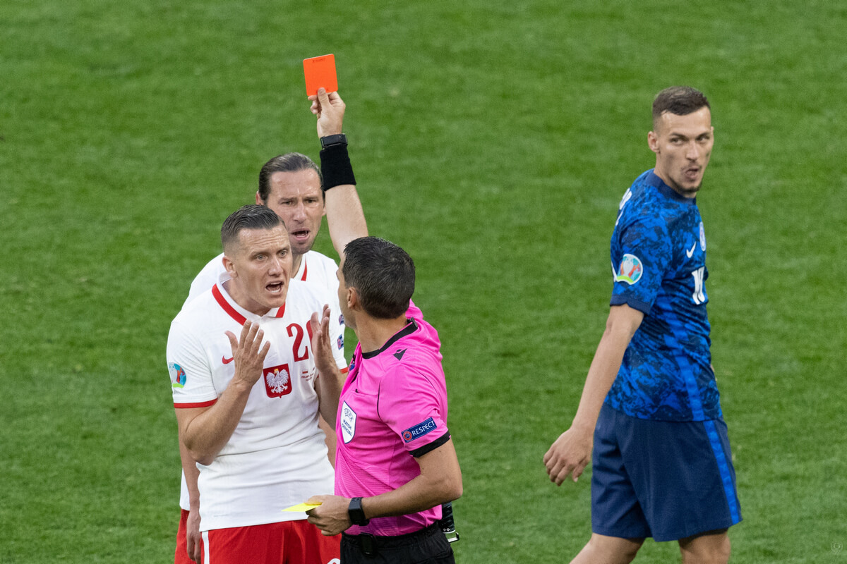 Grzegorz Krychowiak oglądający czerwoną kartkę w meczu ze Słowacją