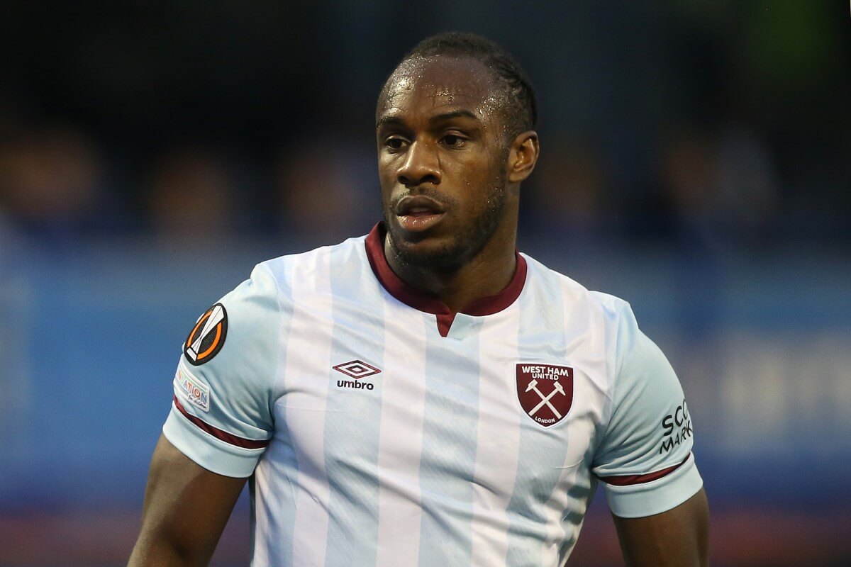 Michail Antonio w koszulce West Hamu bez reklamy