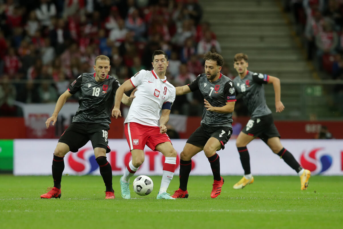 Robert Lewandowski (w środku)