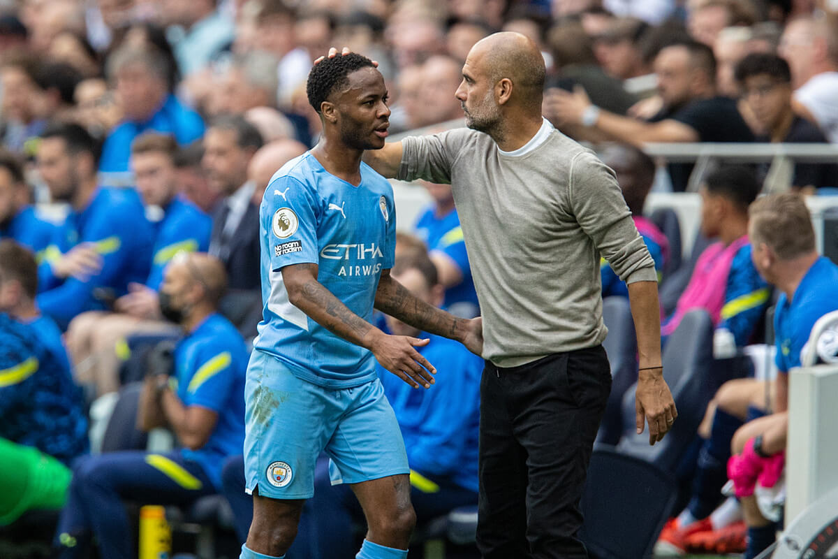 Josep Guardiola (z prawej) i Raheem Sterling