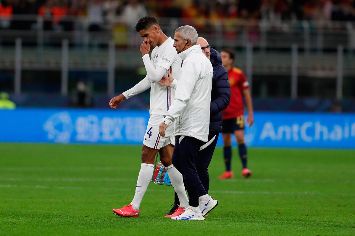 Raphael Varane schodzi z boiska podczas finału Ligi Narodów