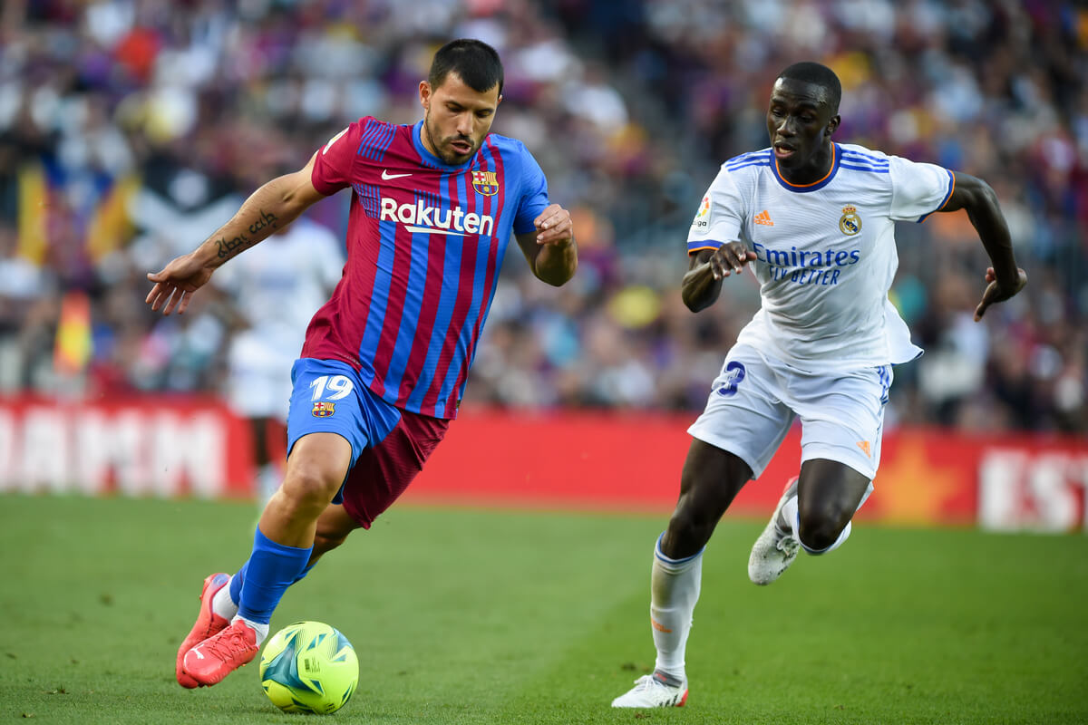 Sergio Aguero (z lewej) i Ferland Mendy