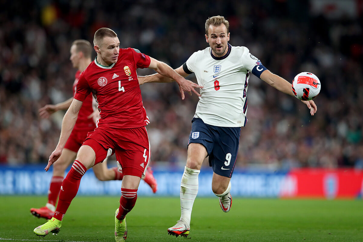 Attila Szalai i Harry Kane