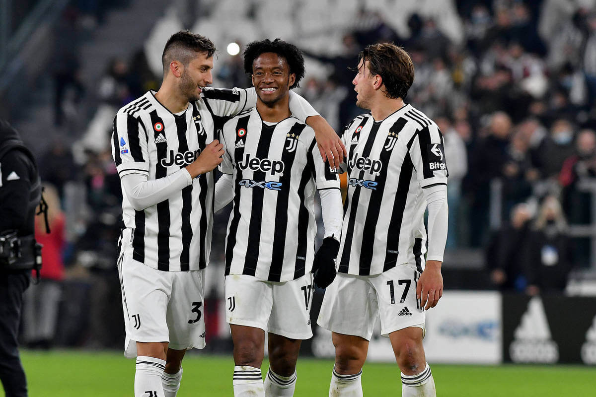 Rodrigo Bentancur, Juan Cuadrado (w środku) i Luca Pellegrini