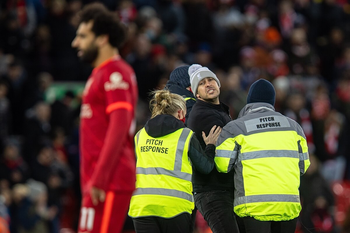 Kibic, który wbiegł na murawę Anfield Road, został zatrzymany przez stewardów (Liverpool - Southampton, Premier League)