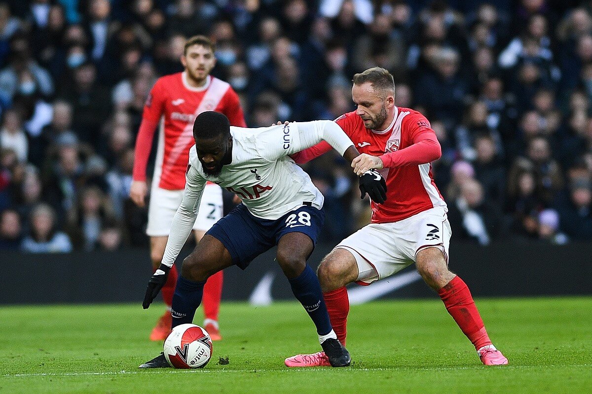 Tanguy Ndombele (w środku