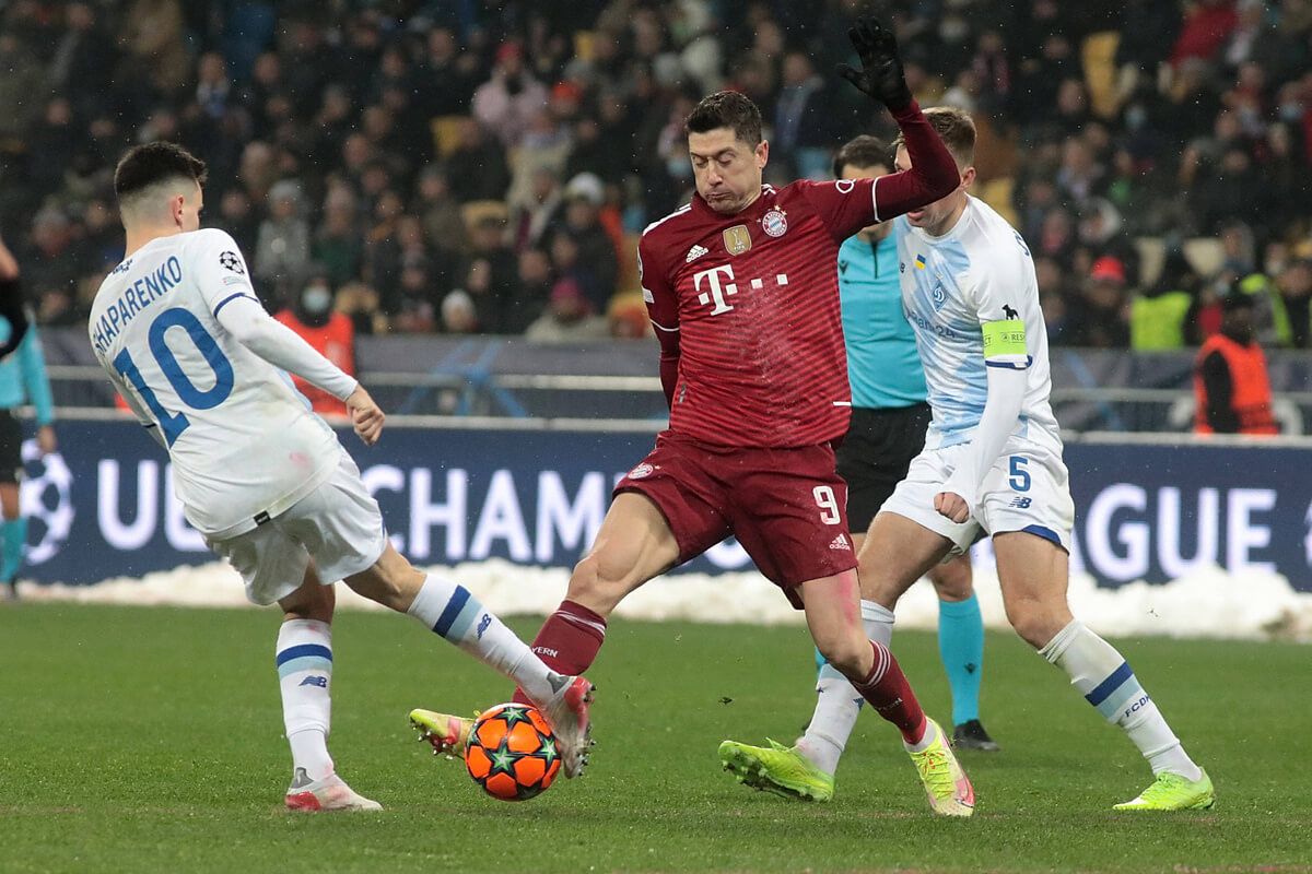 Robert Lewandowski i piłkarze Dynamo Kijów