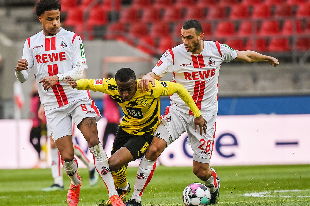 Youssoufa Moukoko (na środku) w meczu z FC Koeln