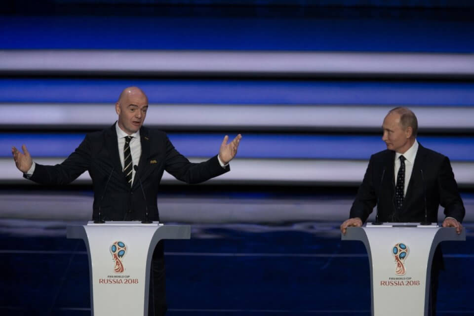 Szef FIFA Gianni Infantino (L) i Władimir Putin