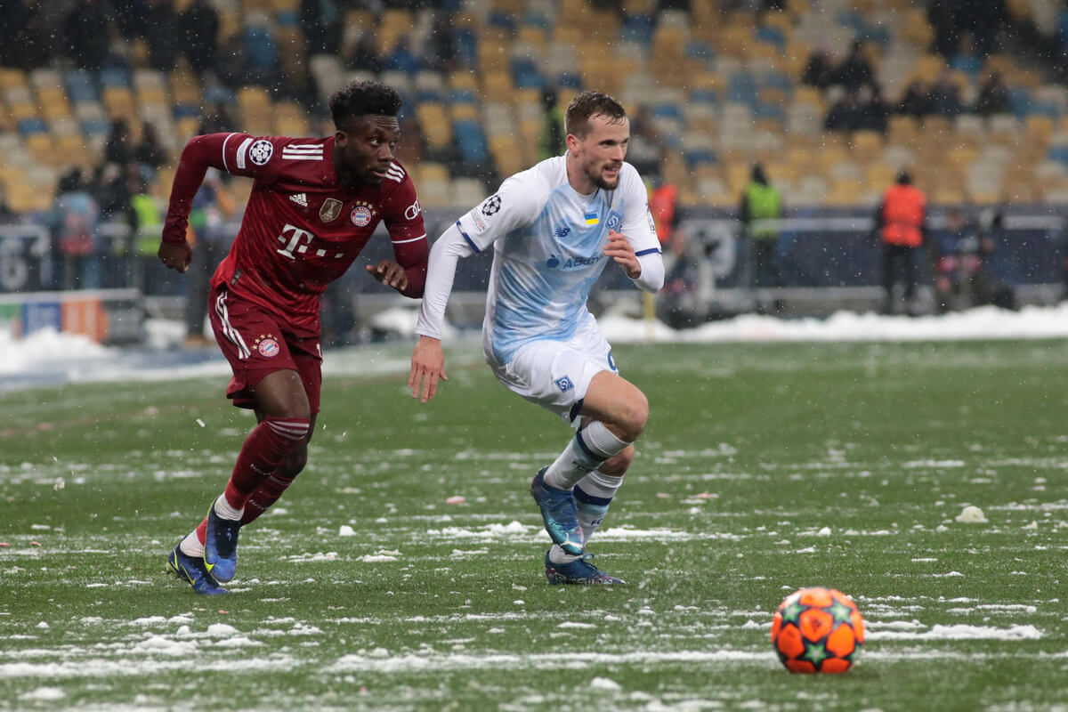 Tomasz Kędziora w starciu z Alphonso Daviesem