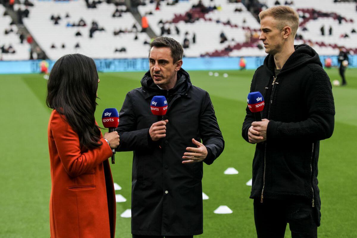 W środku Gary Neville