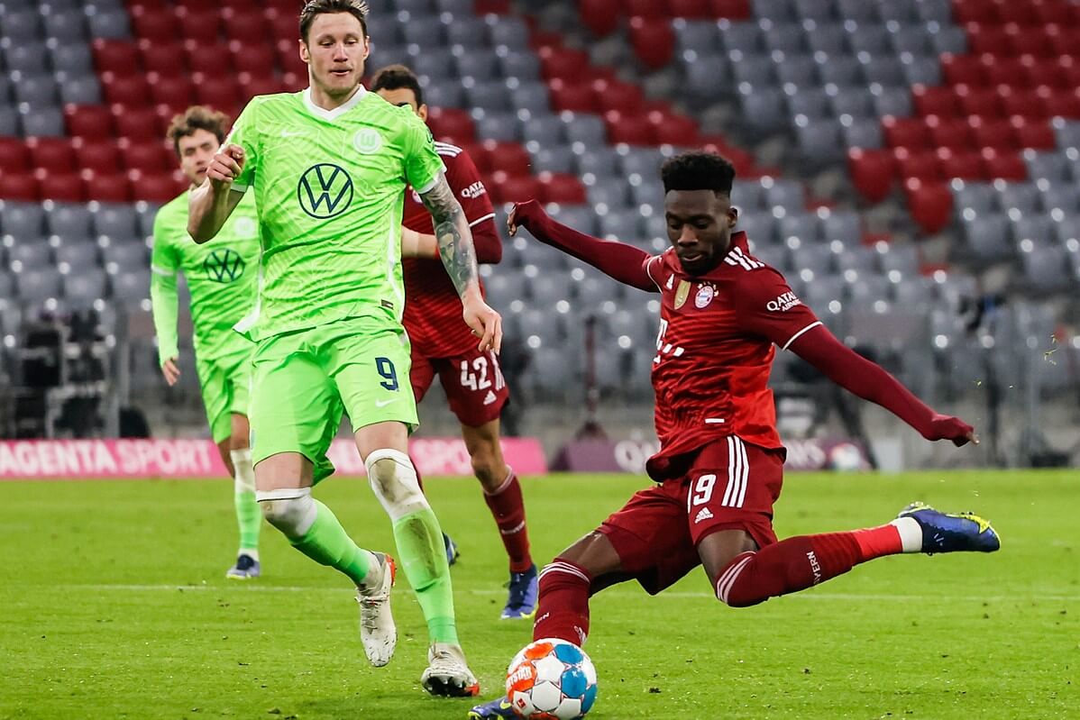 Alphonso Davies (z prawej)