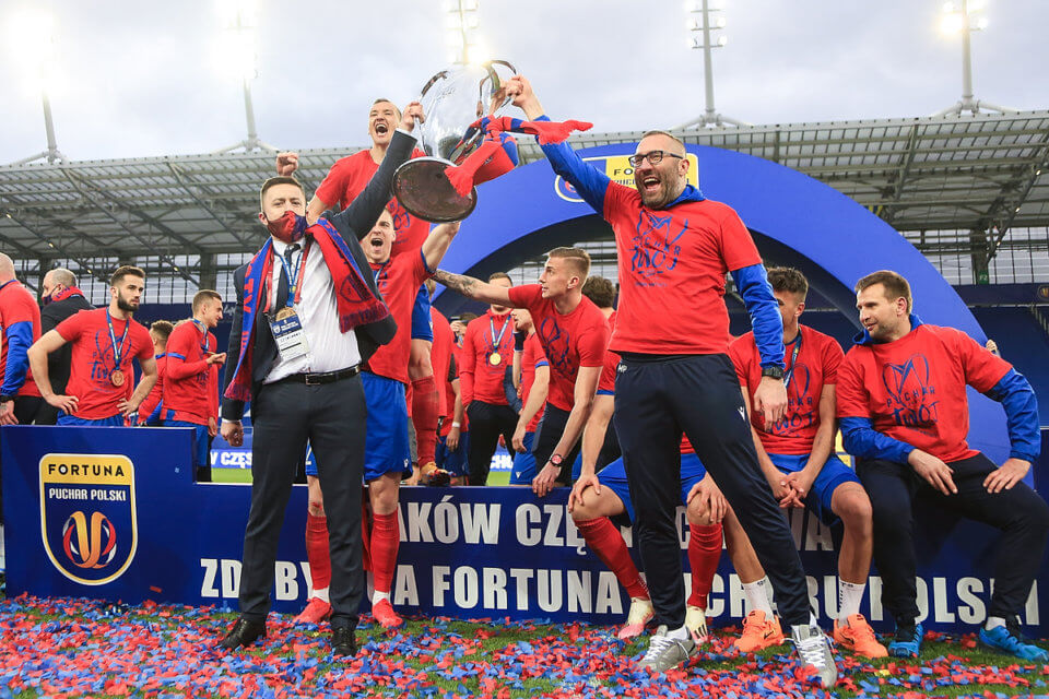 Michal Świerczewski i Marek Papszun podnoszą Puchar Polski