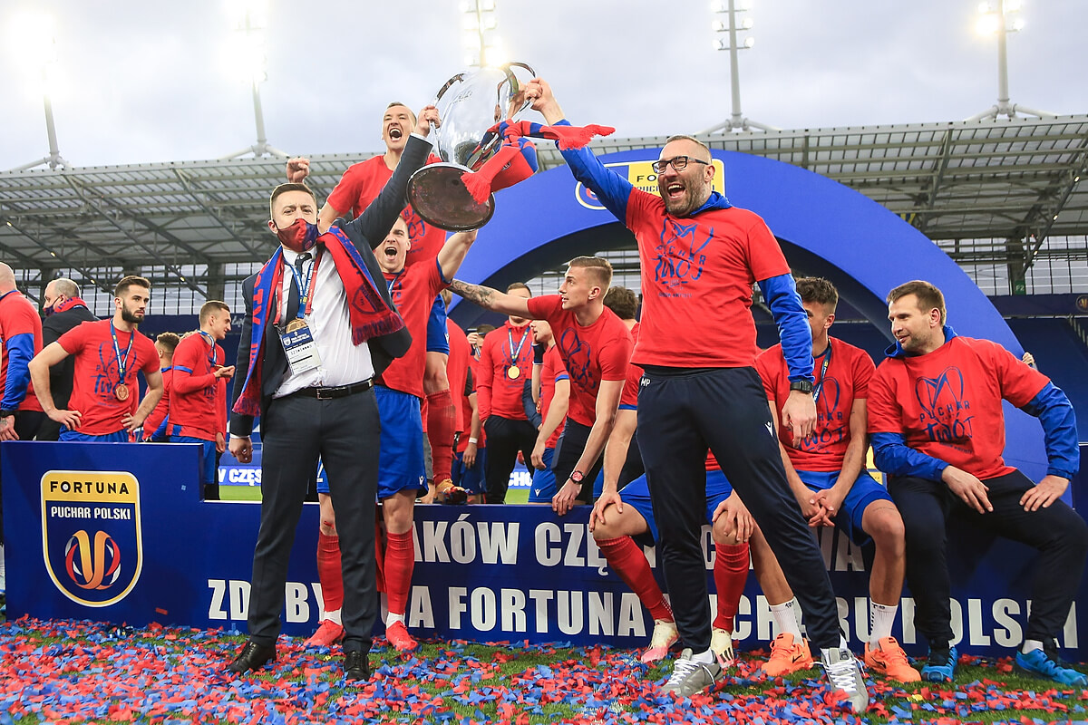 Michal Świerczewski i Marek Papszun podnoszą Puchar Polski