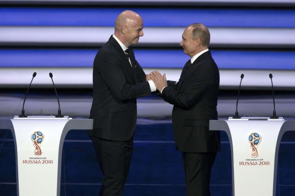 Gianni Infantino (L) i Władimir Putin