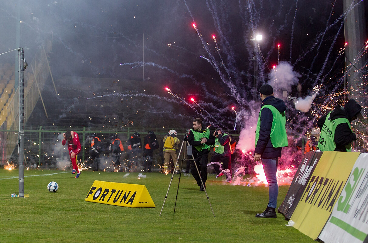 Szalikowcy GKS-u Katowice ostrzelali z rakietnic sektor gości