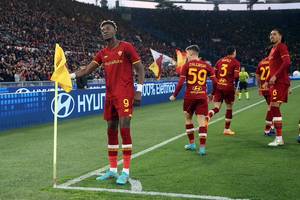 Tammy Abraham wraz z Nicolą Zalewskim i piłkarzami AS Roma