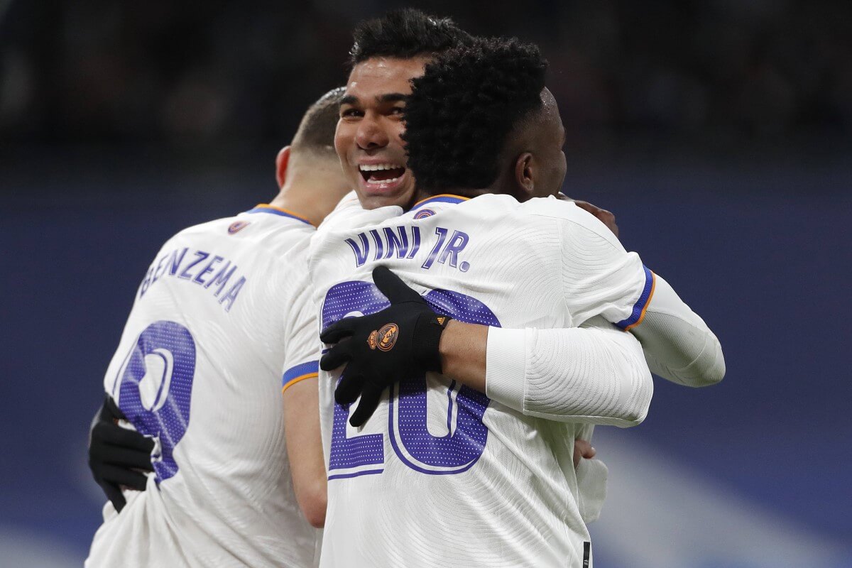 Brazylijscy piłkarze Realu Madryt Casemiro (C) i Vinicius Junior (P)