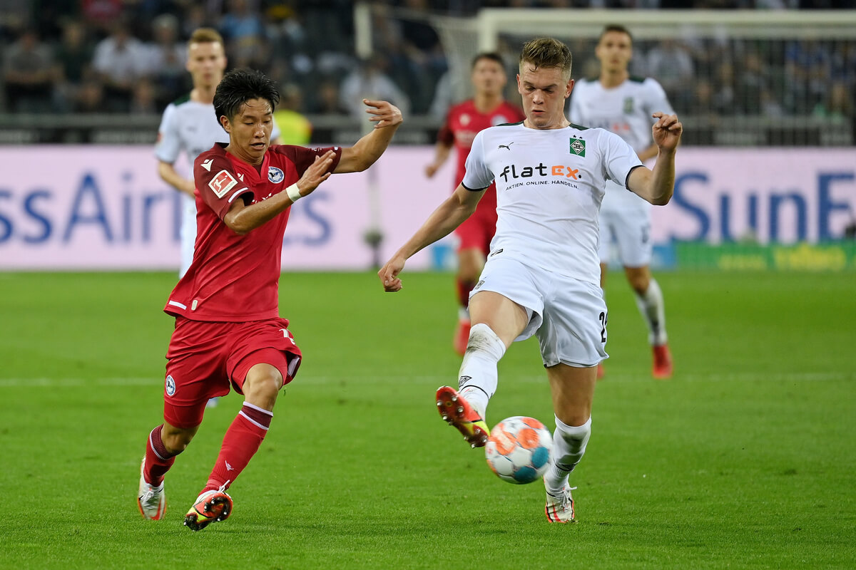 Matthias Ginter (z prawej) w walce z Masayą Okugawą