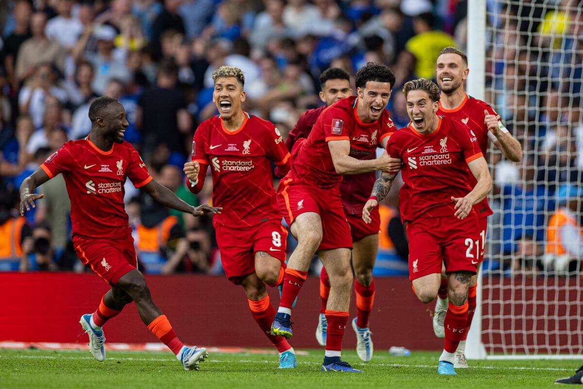 Piłkarze Liverpoolu cieszący się z wygranej w pucharze Anglii
