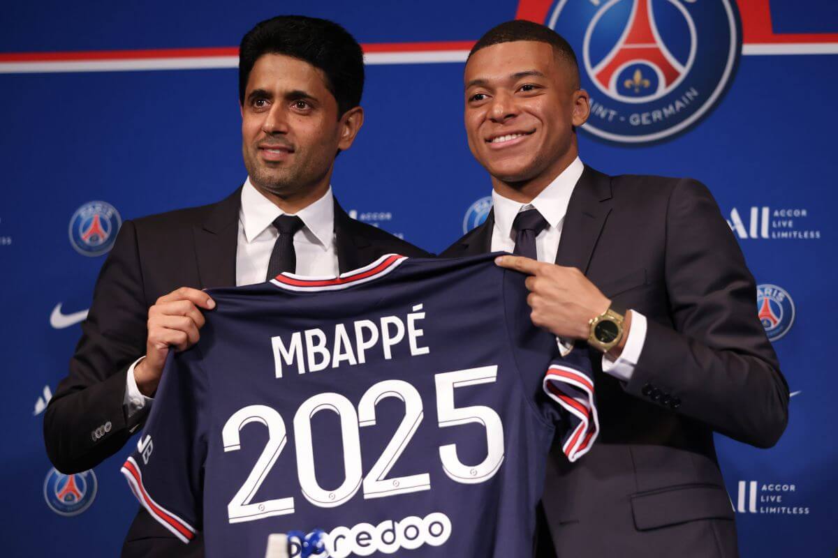 Nasser Al-Khelaifi (właściciel PSG) i Kylian Mbappe