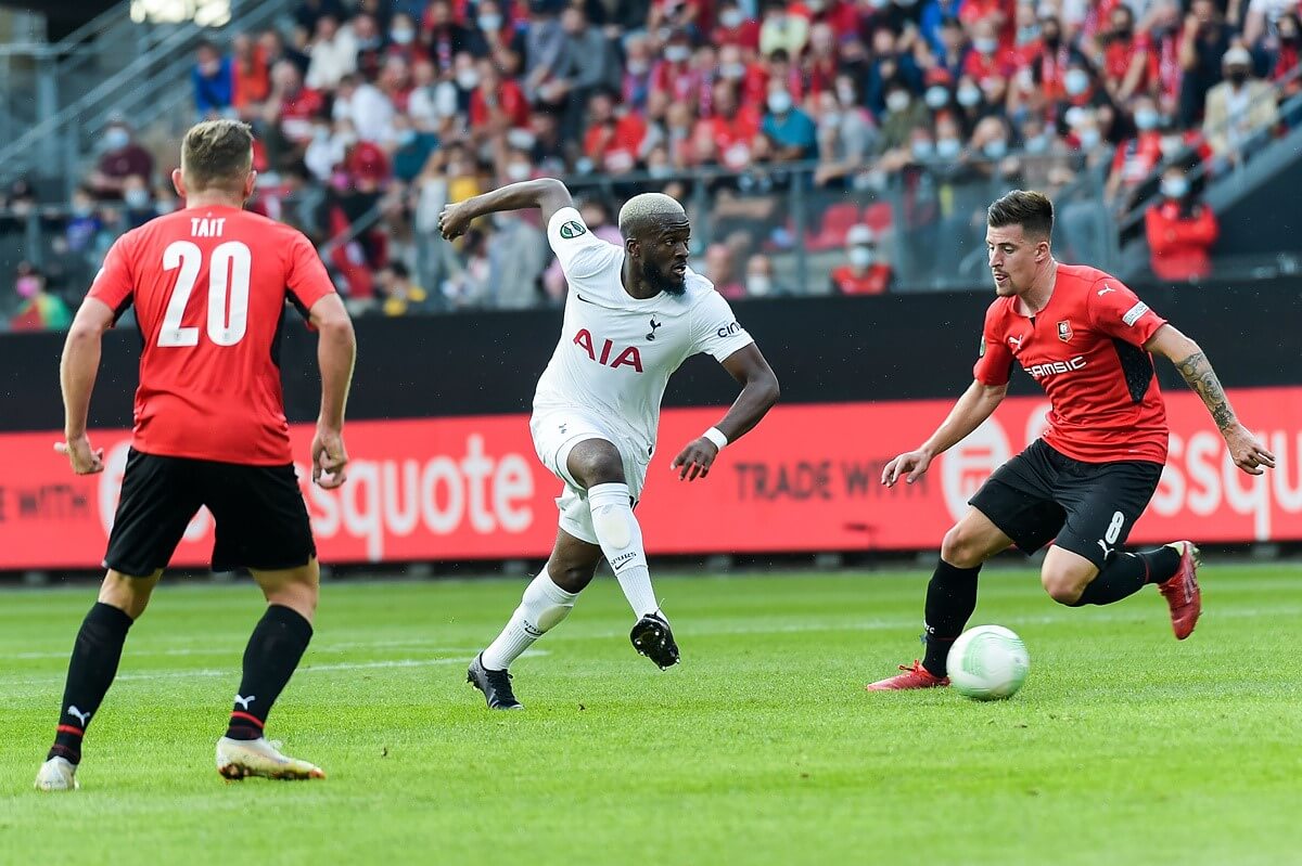 Tanguy Ndombele (w środku)