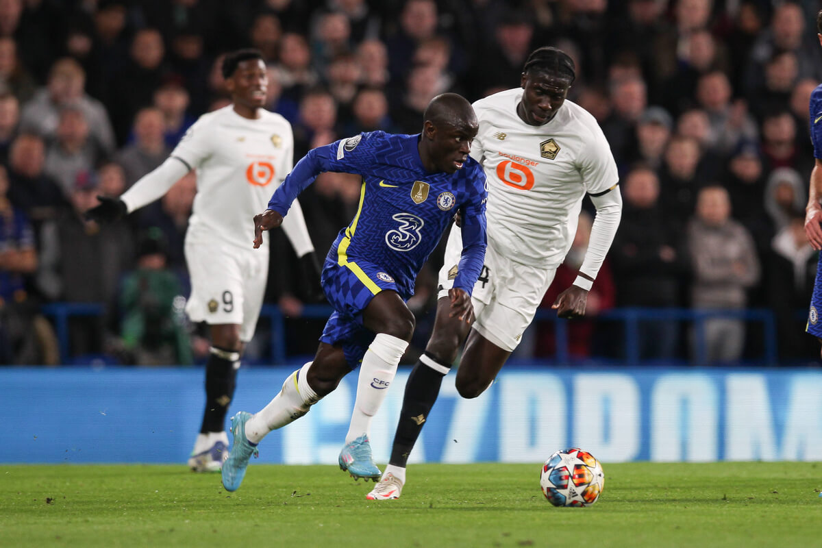 Amadou Onana (z prawej) w walce z N'Golo Kante