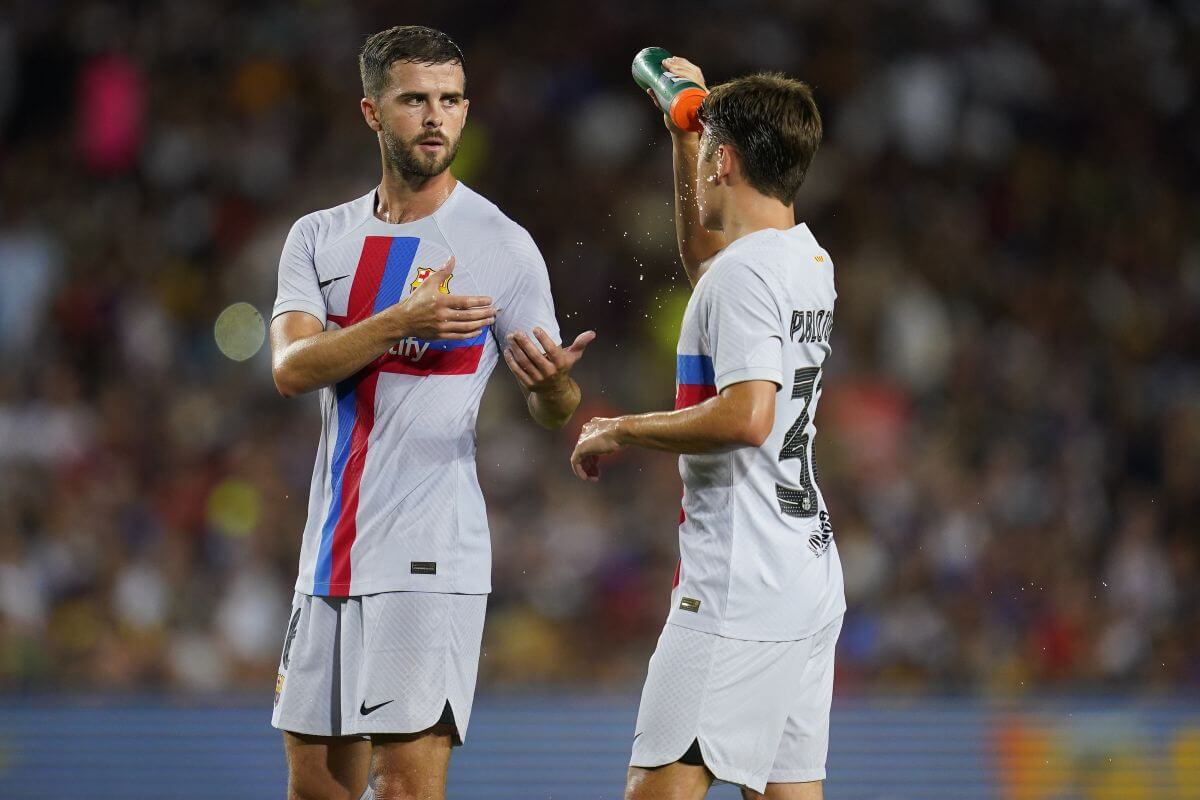 Miralem Pjanic (z lewej)