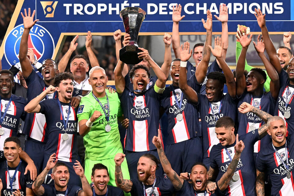 Piłkarze PSG po zwycięstwie w spotkaniu o Superpuchar Francji