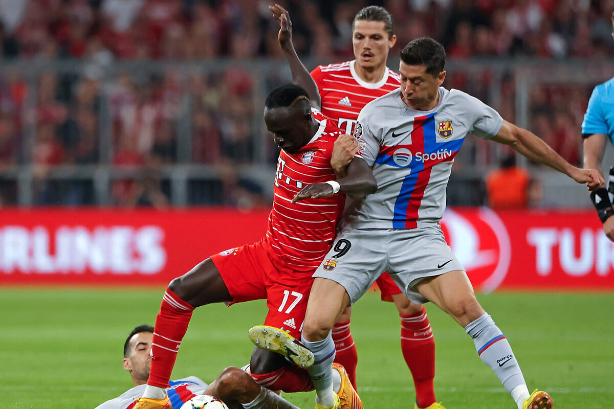 Sadio Mane i Robert Lewandowski (z prawej