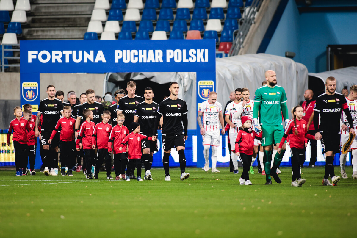 Początek meczu Resovii z Cracovią