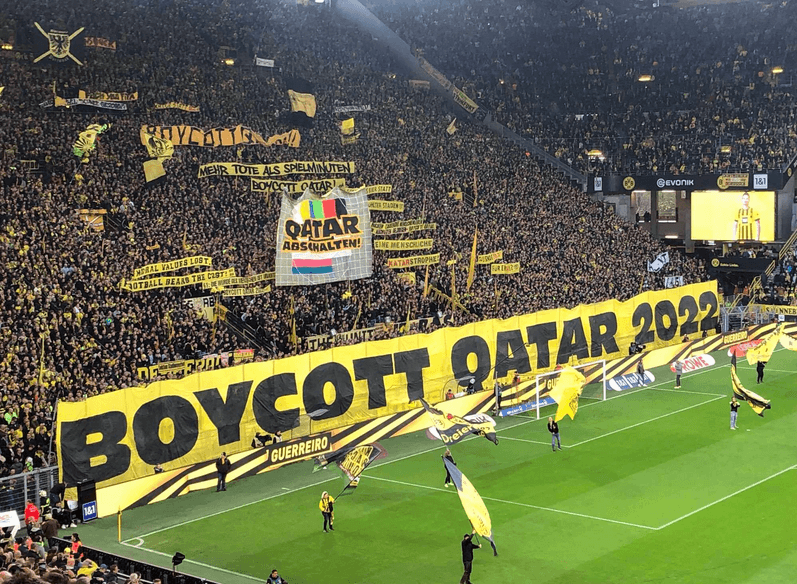 Transparent "Boycott Qatar 2022" na stadionie Borussi Dortmund.
