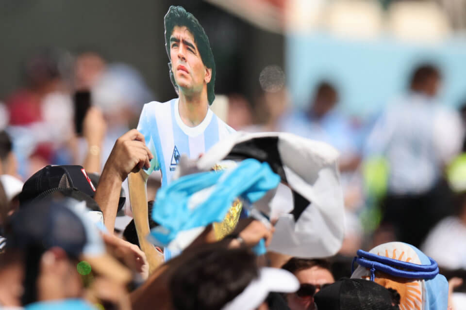 Diego Maradona wiecznie żywy. Tu na kartonie podczas meczu w Katarze
