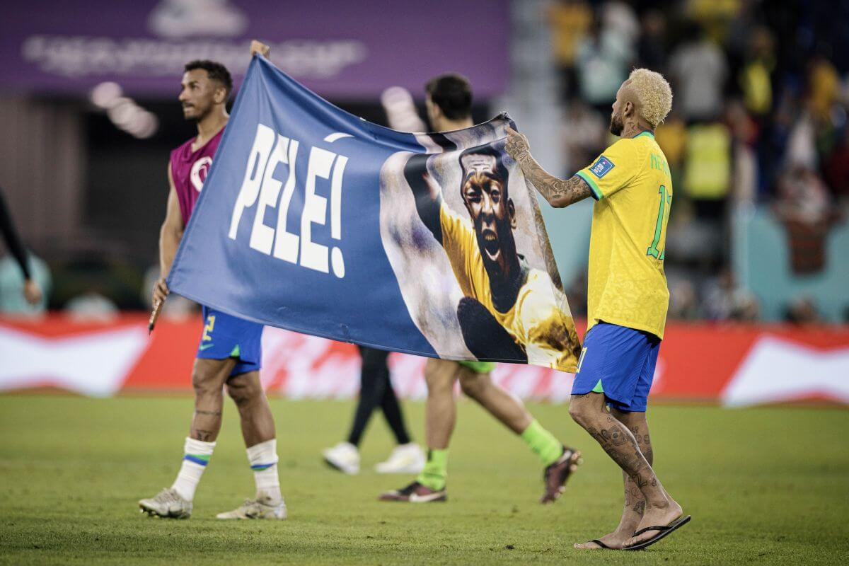 Piłkarze reprezentacji Brazylii oddający hołd Pele