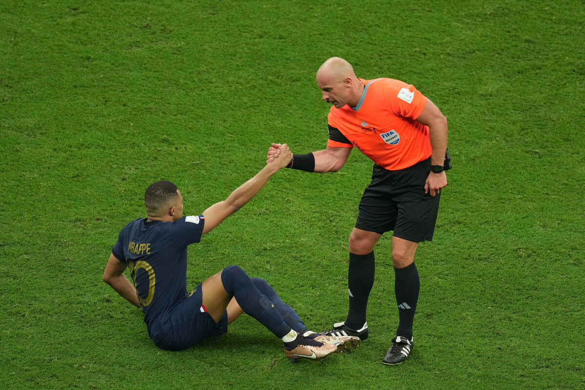 Kylian Mbappe i Szymon Marciniak
