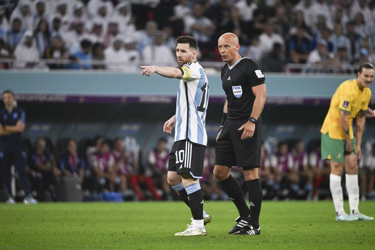 Lionel Messi i Szymon Marciniak