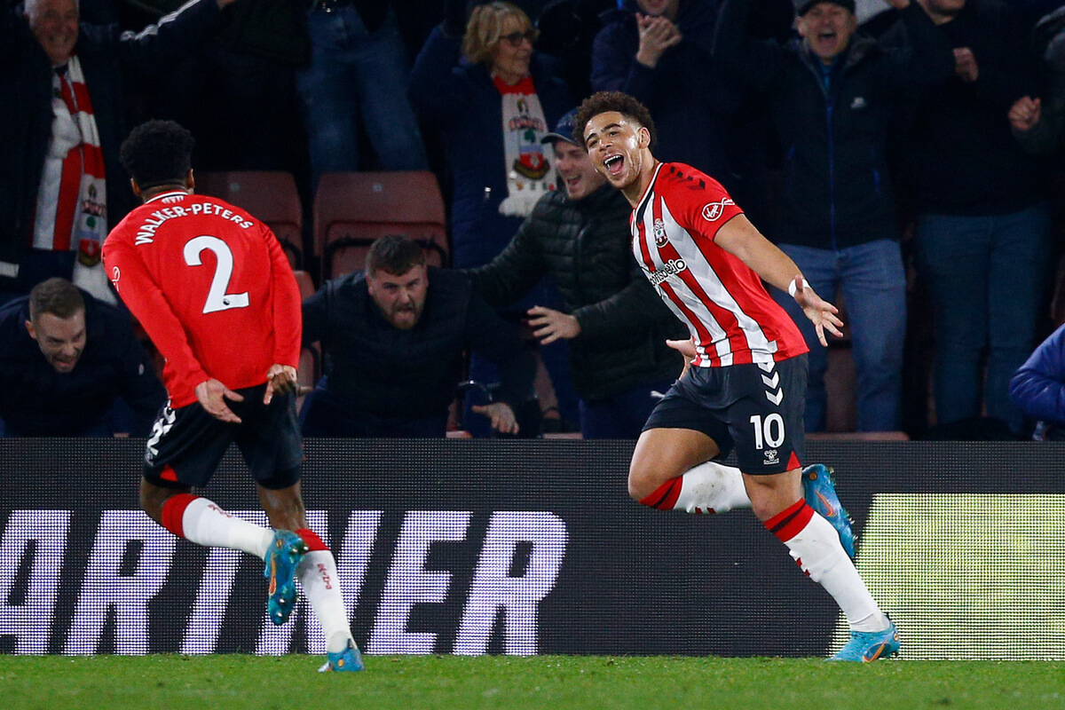 Kyle Walker-Peters i Che Adams