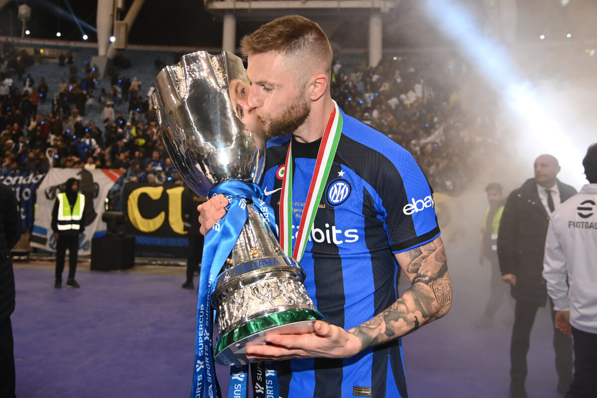 Milan Skriniar z Superpucharem Włoch