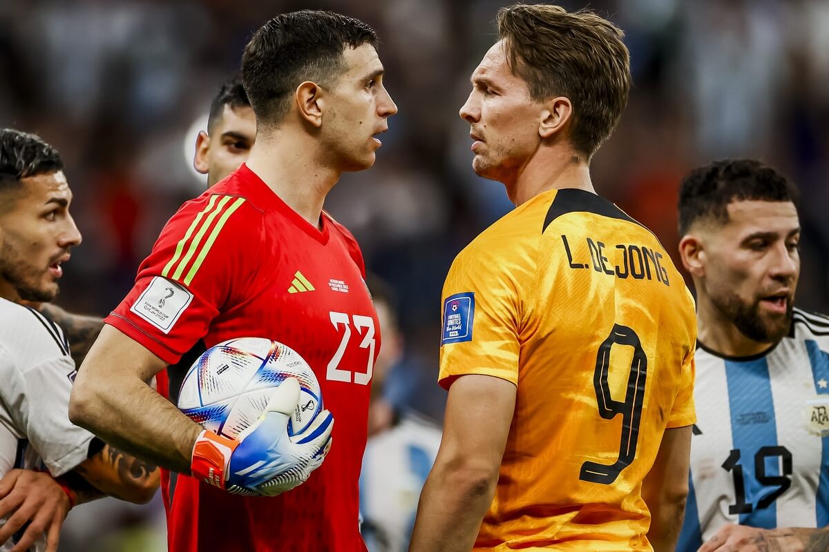 Emiliano Martinez i Luuk de Jong podczas 1/4 Mundialu w Katarze